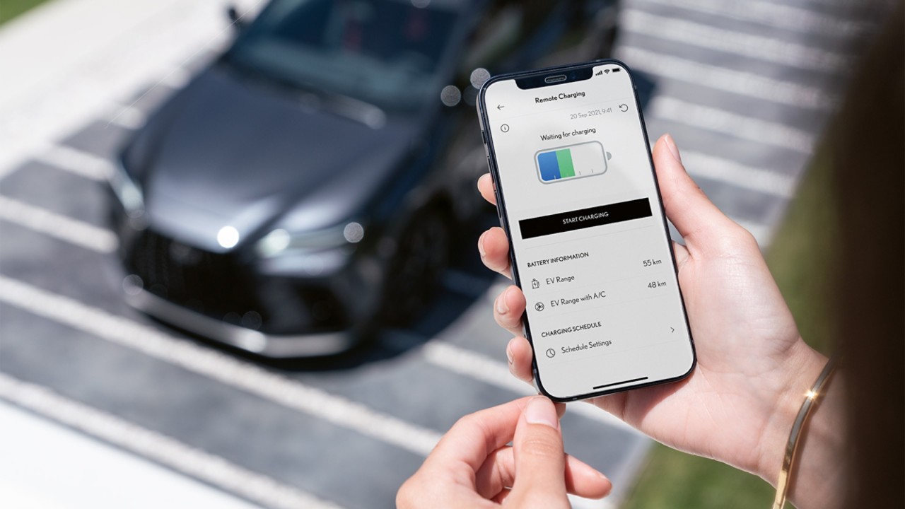 A person using his mobile phone to access the Lexus Link app.